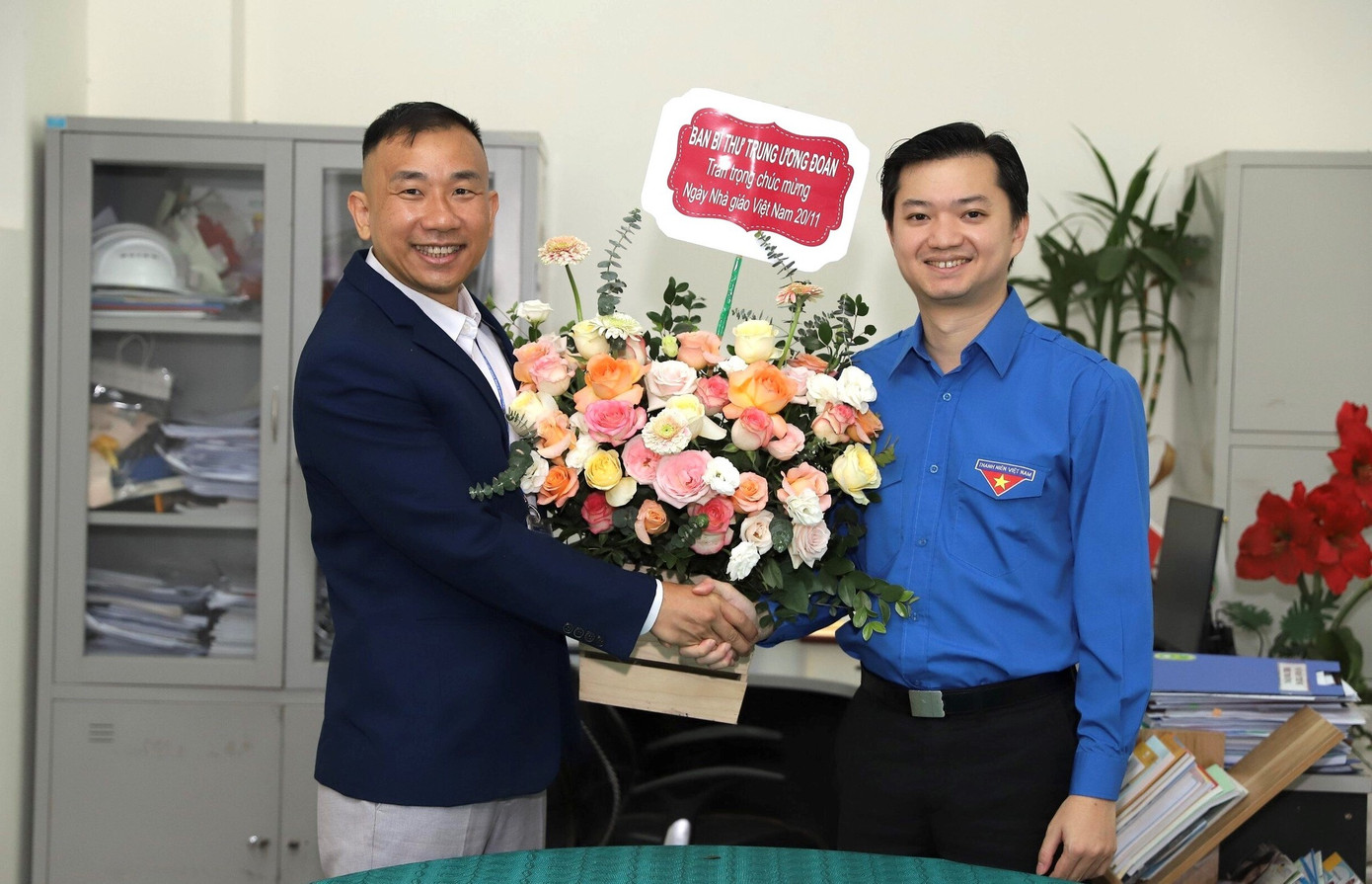 TS Trần Đức Long nhận hoa chúc mừng từ anh Nguyễn Minh Triết. TS Trần Đức Long nhận hoa chúc mừng từ anh Nguyễn Minh Triết.