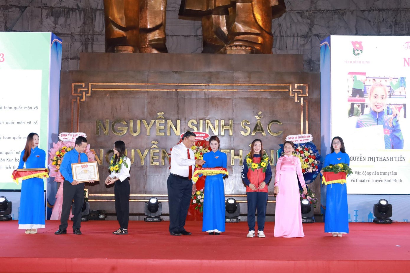 Nhận giải thưởng Ngô Mây - 'Gương mặt trẻ tiêu biểu Bình Định', năm 2023. Nhận giải thưởng Ngô Mây - 'Gương mặt trẻ tiêu biểu Bình Định', năm 2023.