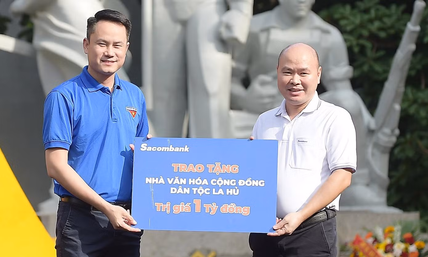 Đại diện đơn vị đồng hành trao tặng biển tượng trưng cho Ban Tổ chức chương trình.
