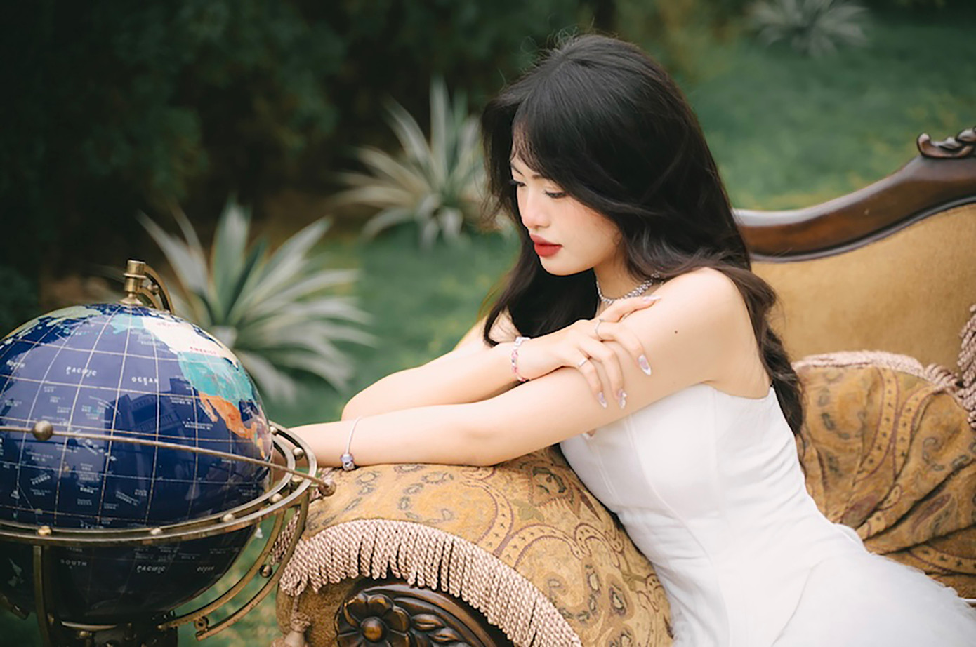 Hoa khôi Vũ Mai Linh không chỉ gây ấn tượng với vẻ đẹp thanh lịch mà còn chinh phục mọi người bởi sự thông minh, chăm chỉ trong học tập và hoạt động nghệ thuật.