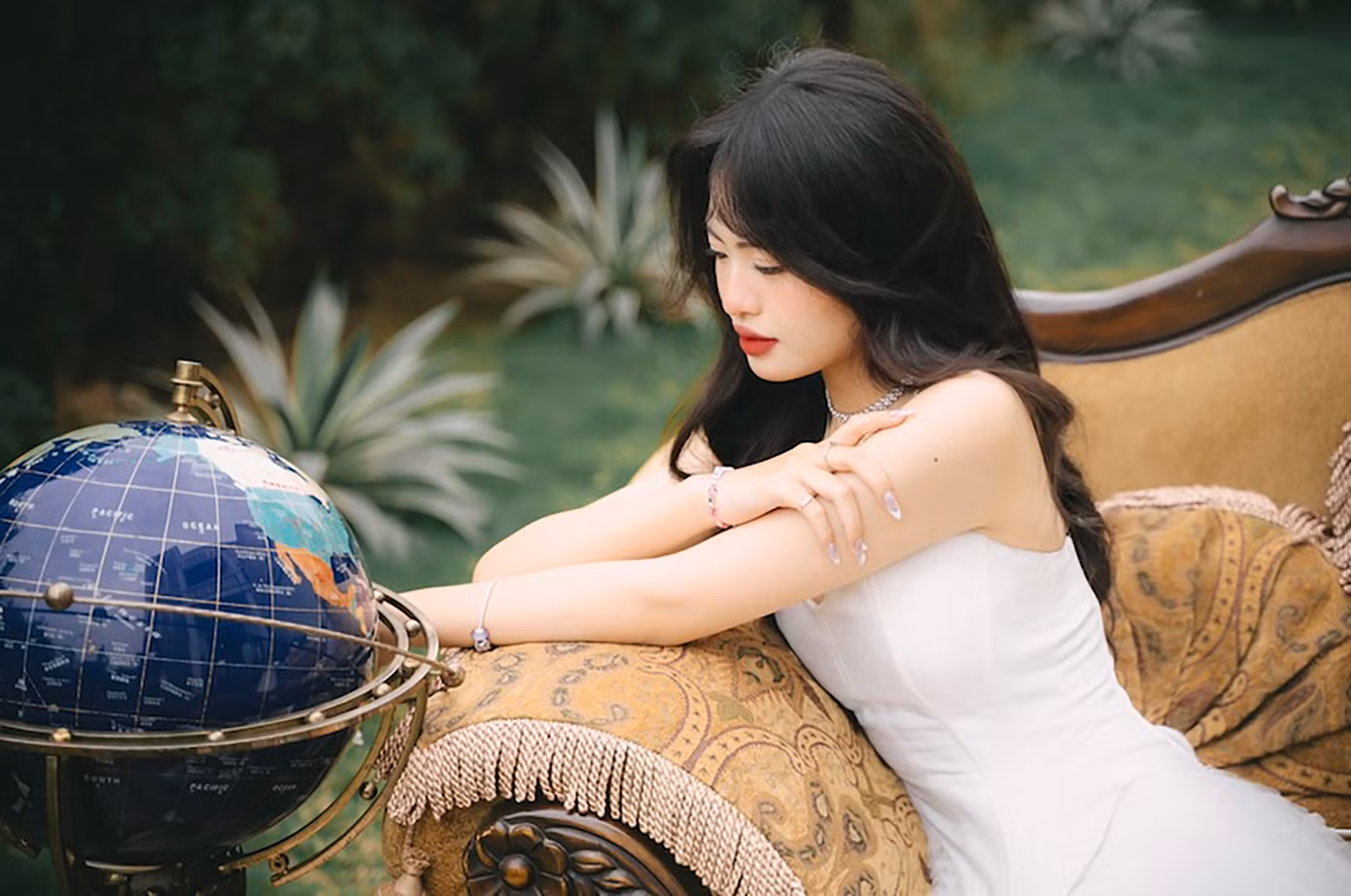 Hoa khôi Vũ Mai Linh không chỉ gây ấn tượng với vẻ đẹp thanh lịch mà còn chinh phục mọi người bởi sự thông minh, chăm chỉ trong học tập và hoạt động nghệ thuật.