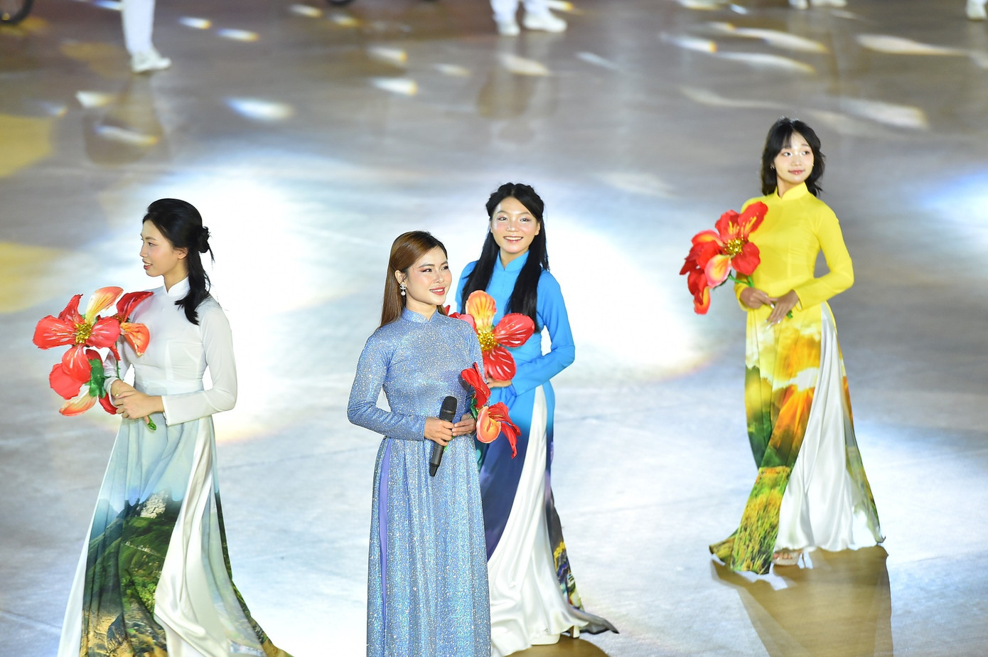 Chương trình nghệ thuật với chủ đề “ASEAN – Connect to shine bright”.