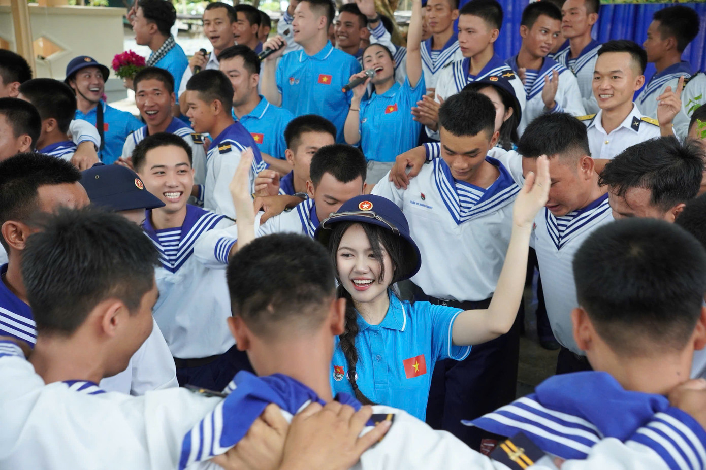 Nữ sinh Ngoại giao cùng các chiến sĩ Trường Sa.