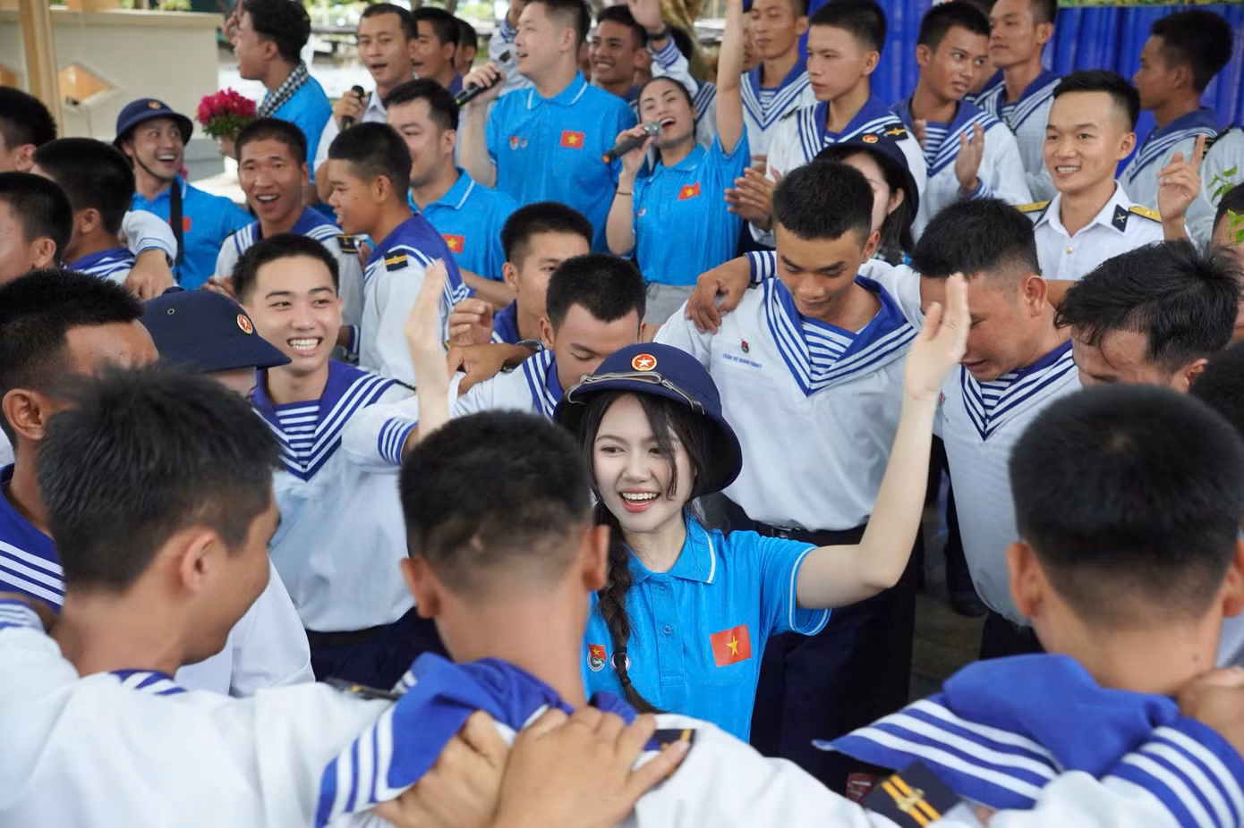 Nữ sinh Ngoại giao cùng các chiến sĩ Trường Sa. Nữ sinh Ngoại giao cùng các chiến sĩ Trường Sa.