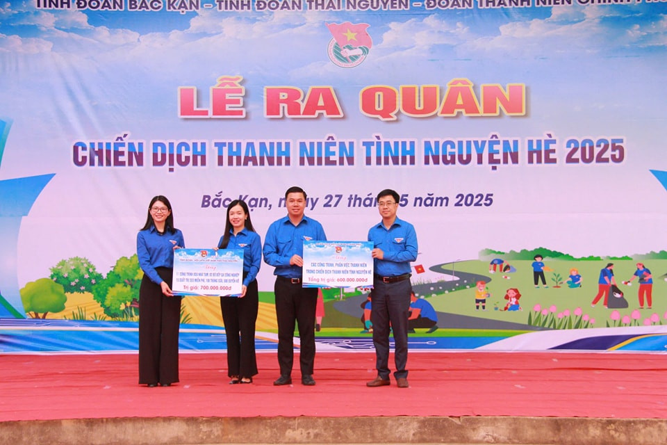 Ngay tại buổi lễ, nhiều công trình và phần quà ý nghĩa đã được trao tặng.