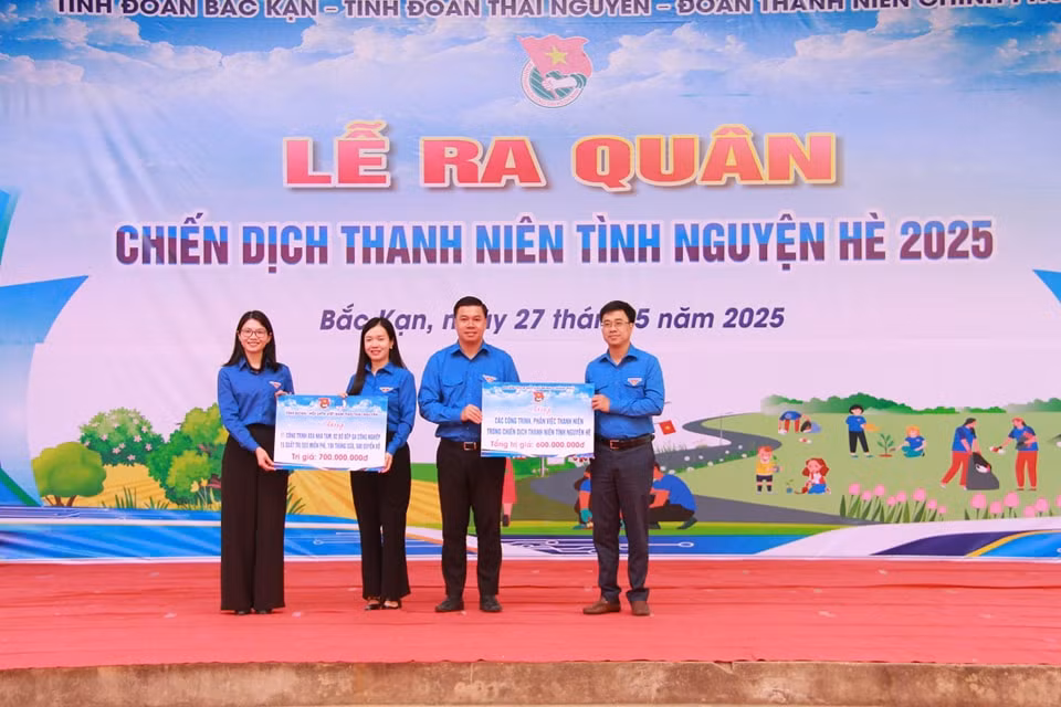 Ngay tại buổi lễ, nhiều công trình và phần quà ý nghĩa đã được trao tặng.