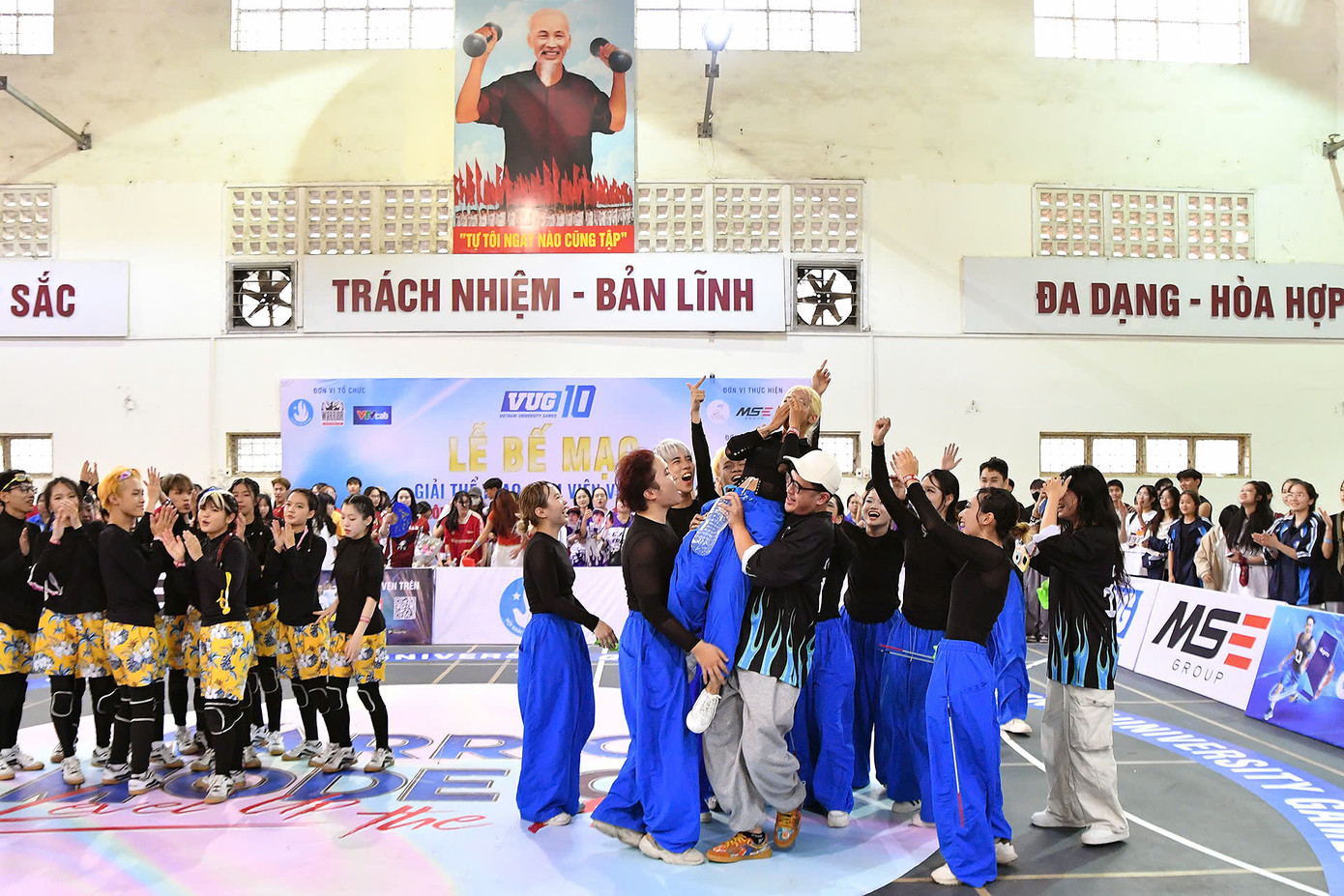 Các trận đấu diễn ra trong không khí vô cùng cuồng nhiệt và sôi động với sự cổ vũ nhiệt tình của khán giả và các sinh viên. Tinh thần thể thao và sự quyết tâm của các đội tuyển đã khiến buổi lễ bế mạc trở thành điểm nhấn đặc biệt, khép lại hành trình đầy ý nghĩa của VUG 10, Khu vực 1.