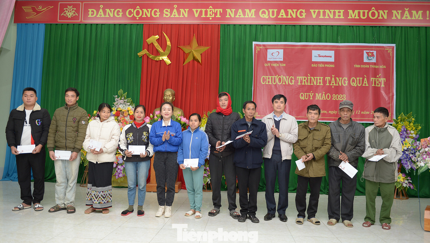 Đại diện Huyện Đoàn Quan Sơn và chính quyền xã Trung Tiến thay mặt Ban Tổ chức trao quà cho đồng bào khó khăn.