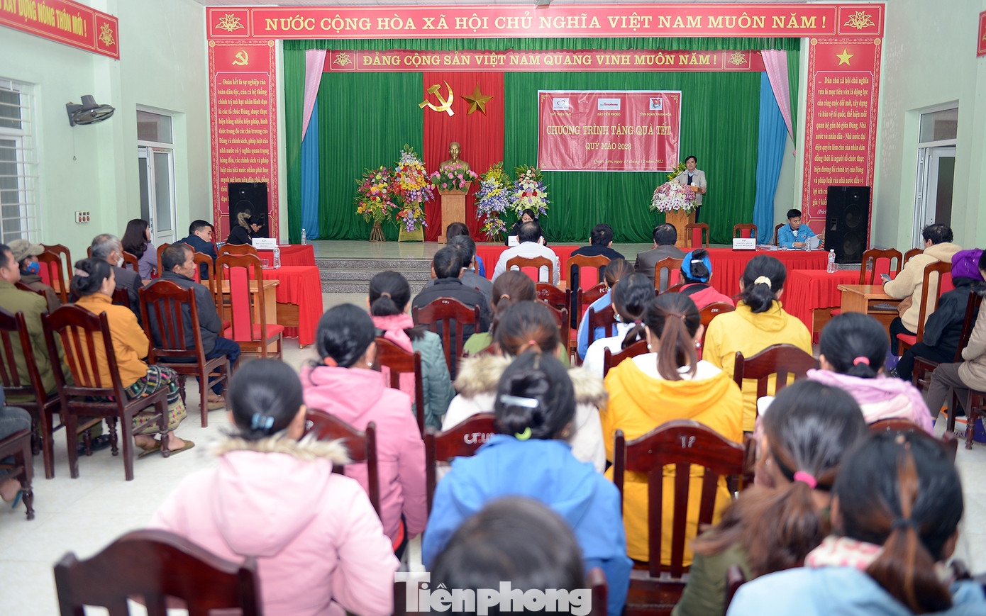 Trao 300 suất quà Tết đến các hộ nghèo các xã Trung Tiến, thị trấn Sơn Lư, huyện Quan Sơn, tỉnh Thanh Hóa.