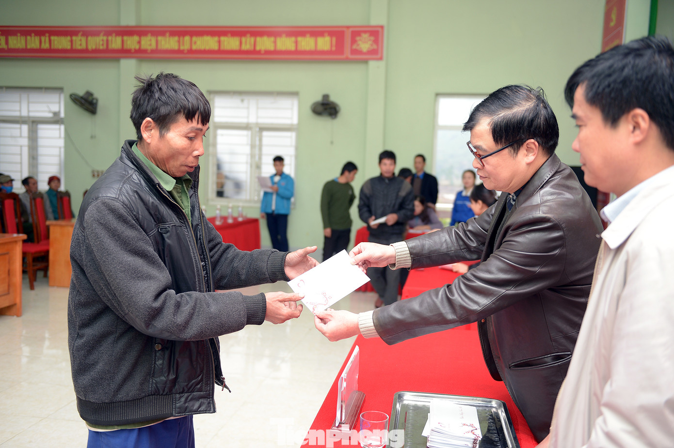 Những suất quà ý nghĩa được trao tận tay những hộ gia đình khó khăn.