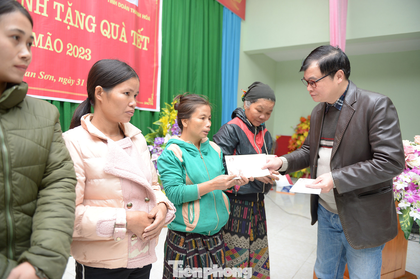Anh Bùi Hữu Lộc - Phó Chủ tịch Công đoàn báo Tiền Phong trao quà cho các hộ gia đình khó khăn tại xã Trung Tiến, huyện Quan Sơn, tỉnh Thanh Hoá.