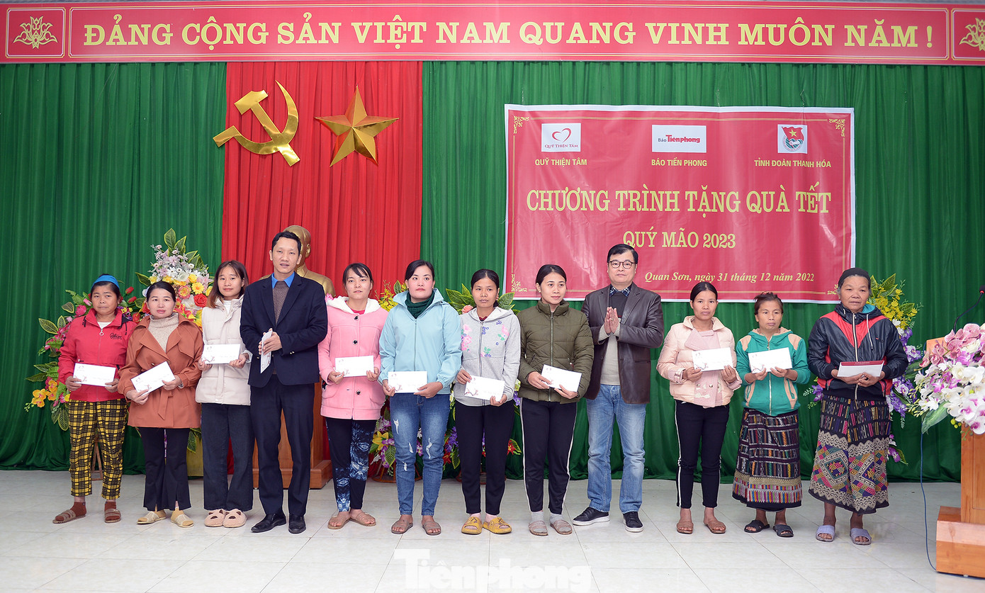 Đại diện báo Tiền Phong cùng Tỉnh Đoàn Thanh Hoá trao quà cho đồng bào xã Trung Tiến.