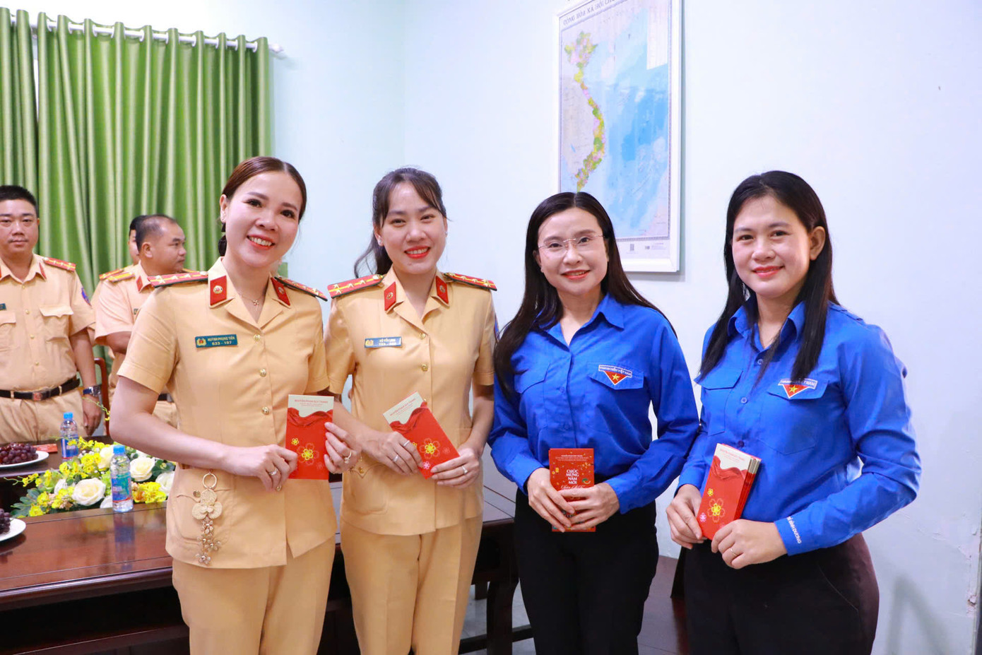 Chị Nguyễn Phạm Duy Trang - T.Ư Đoàn, Chủ tịch Hội Đồng đội T.Ư đã đến thăm và chúc Tết Phòng Cảnh sát Giao thông (CSGT), Công an tỉnh Bình Dương và Công an phường Phú Thọ, TP. Thủ Dầu Một (Bình Dương).