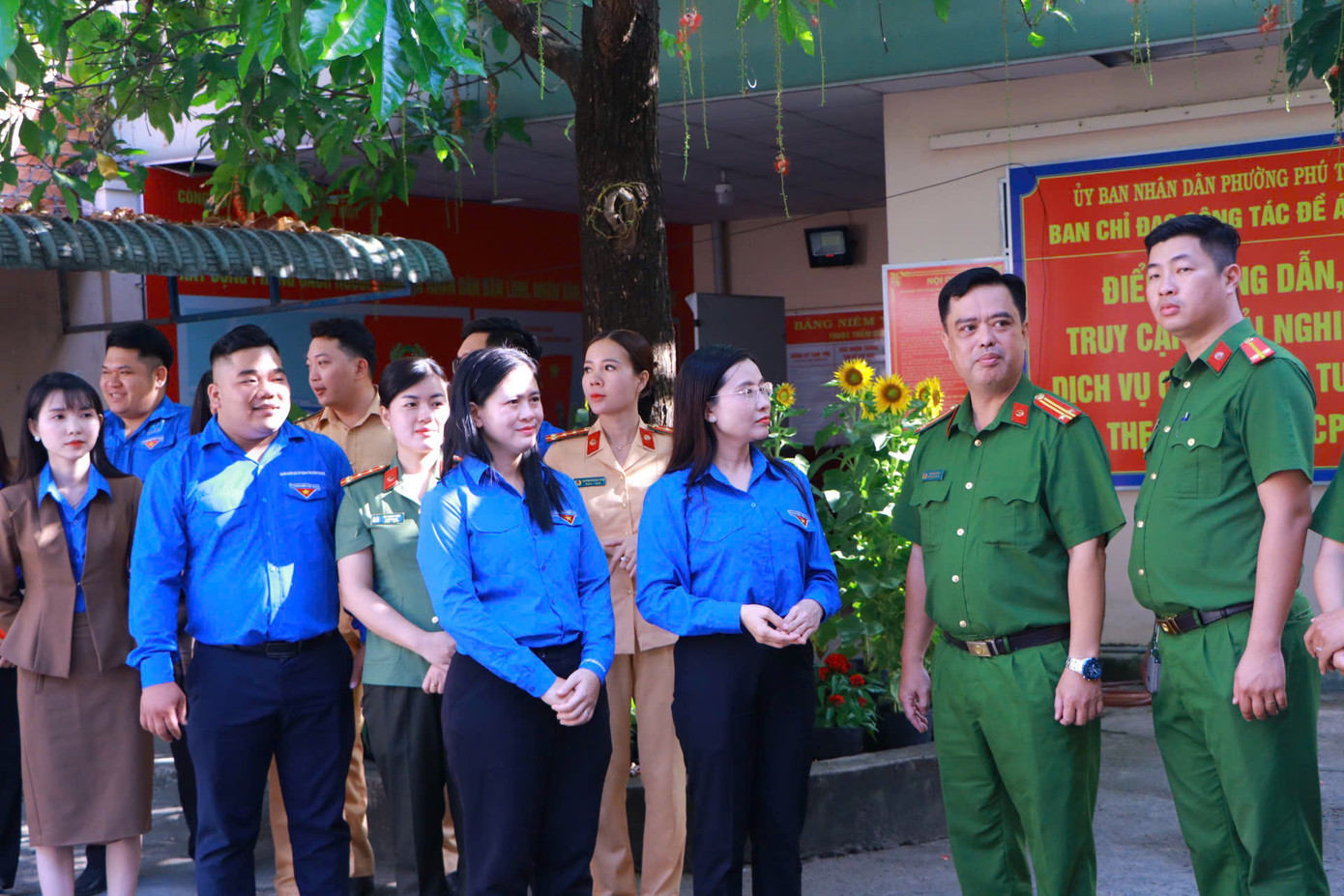 Chị Nguyễn Phạm Duy Trang tặng những phần quà ý nghĩa và gửi lời chúc mừng Năm mới tới toàn thể cán bộ, chiến sĩ và gia đình.