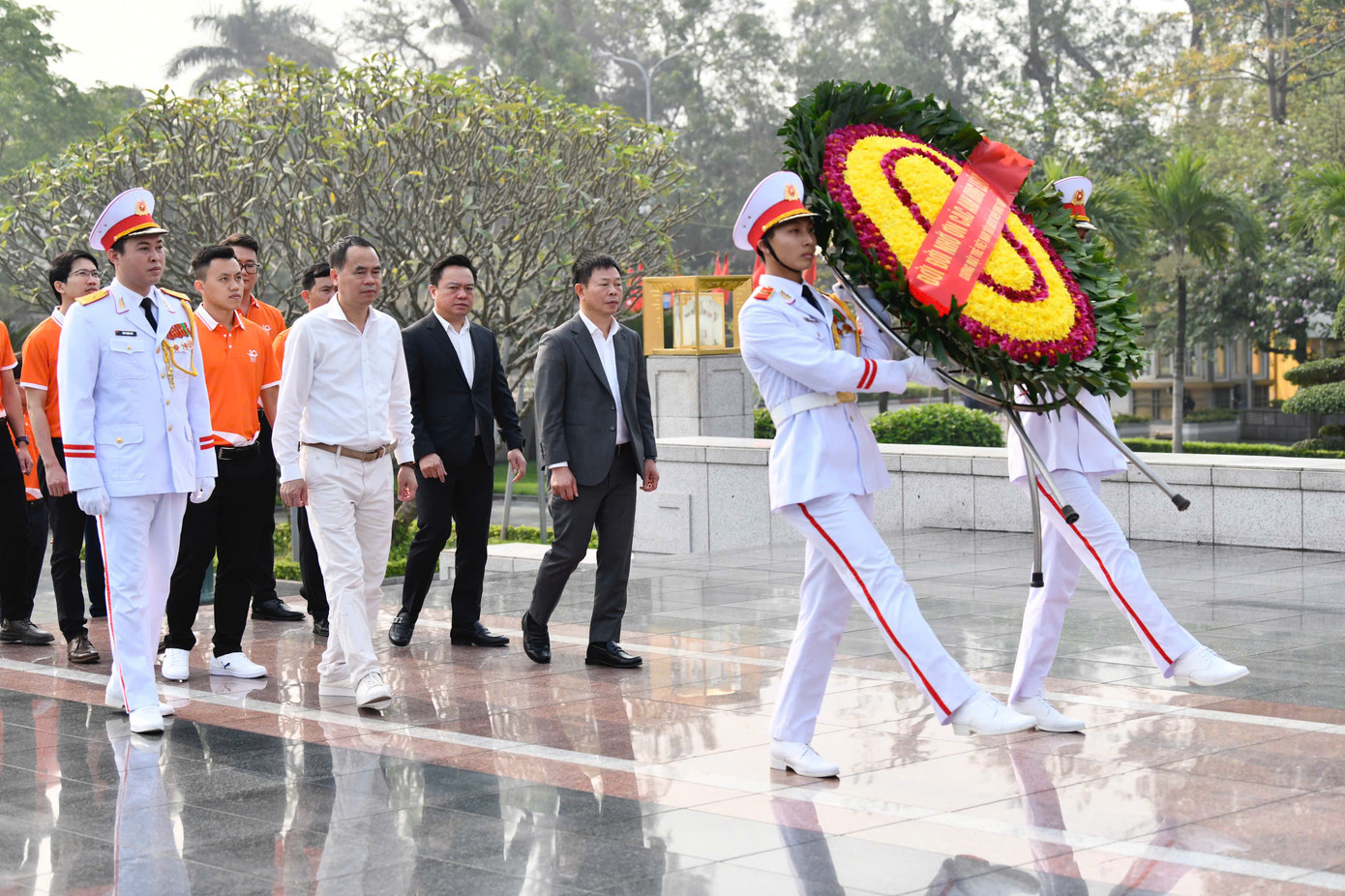 Dâng hương tưởng niệm các anh hùng liệt sĩ và thăm Khu di tích Chủ tịch Hồ Chí Minh.
