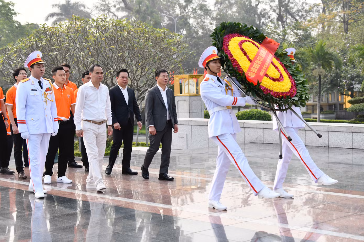 Dâng hương tưởng niệm các anh hùng liệt sĩ và thăm Khu di tích Chủ tịch Hồ Chí Minh.
