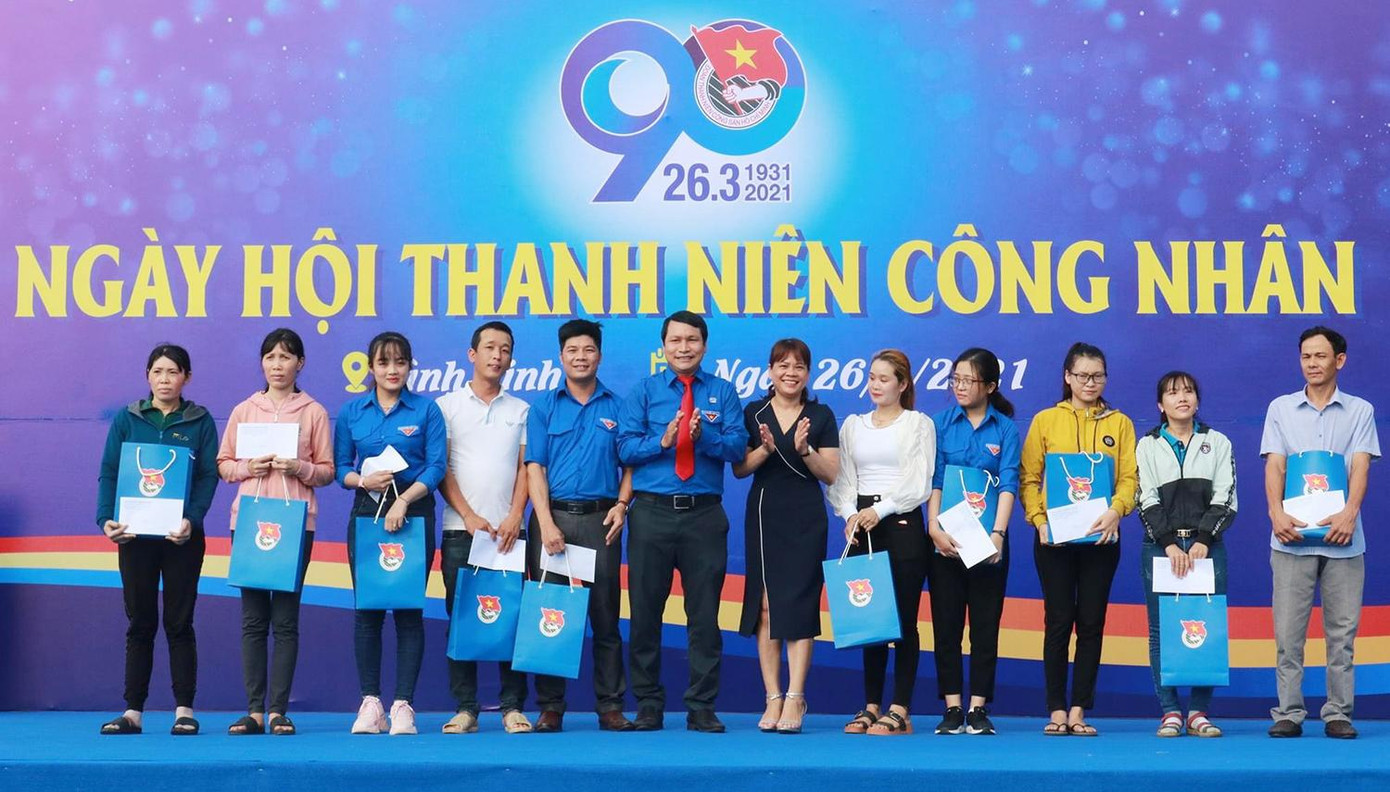 Trao quà cho thanh niên công nhân có hoàn cảnh khó khăn tại tỉnh Bình Định.