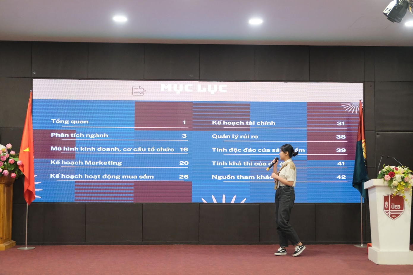 Phần thuyết trình của các đội thi tại Vòng Chung kết.