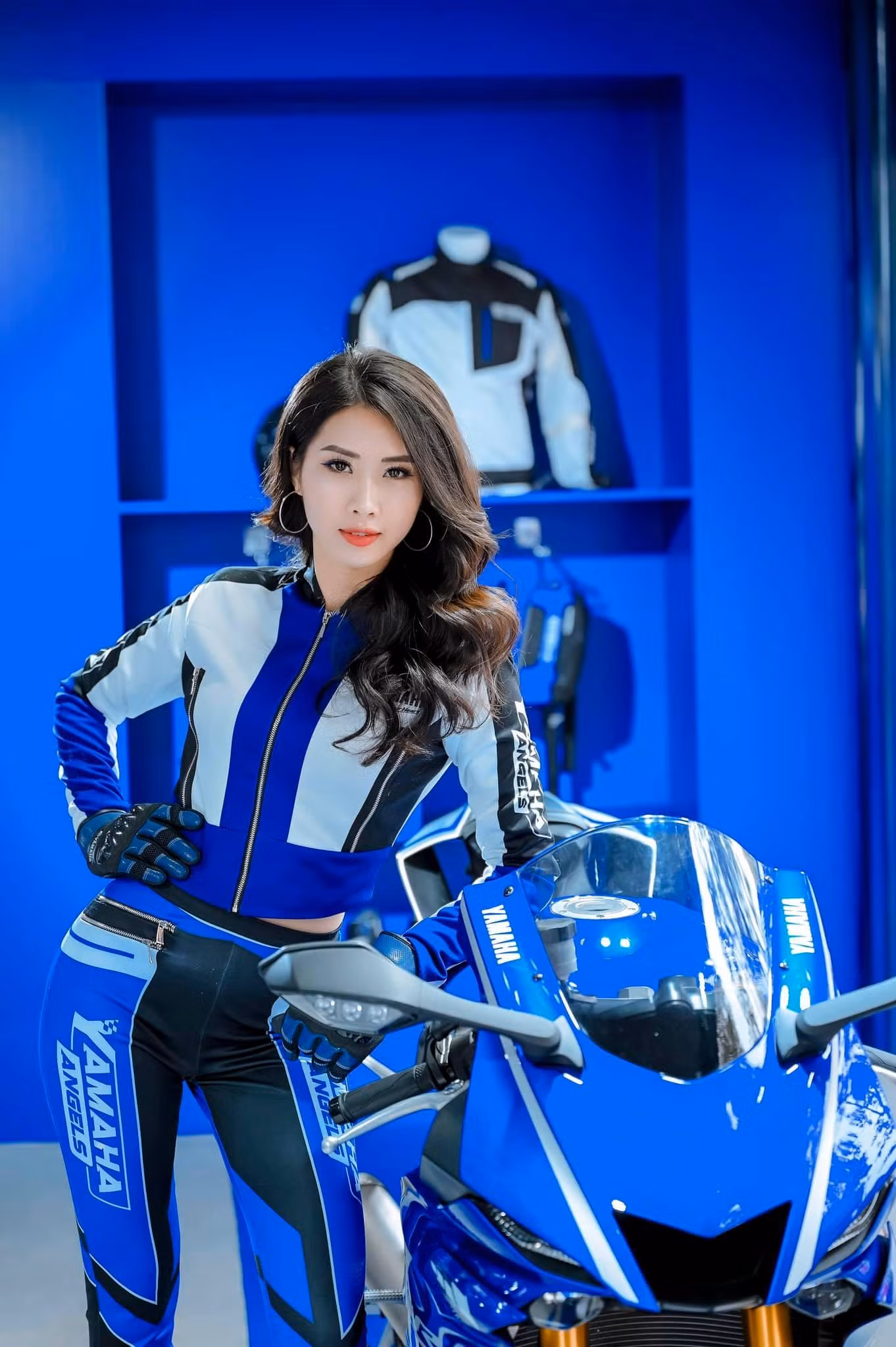Cá tính trong trang phục thể thao mạnh mẽ.
