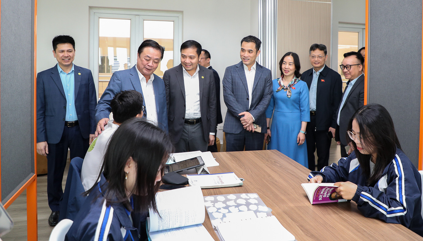 Đoàn công tác đã thăm quan Phòng thí nghiệm của trường ĐH Việt Nhật tại Hòa Lạc.