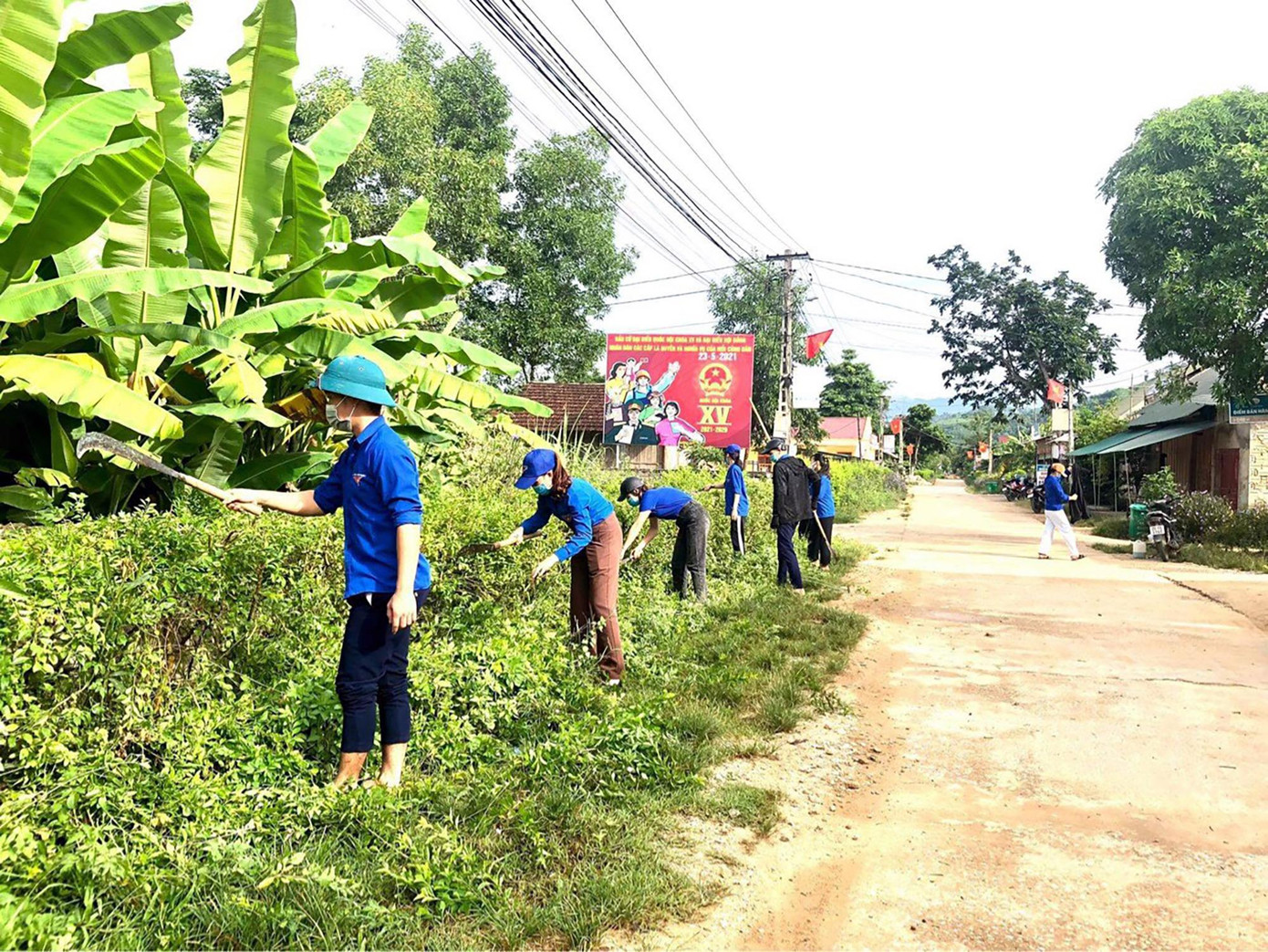 Các bạn trẻ trong màu áo xanh ra sức triển khai các mục tiêu của “Ngày cao điểm tình nguyện chung tay xây dựng nông thôn mới”.