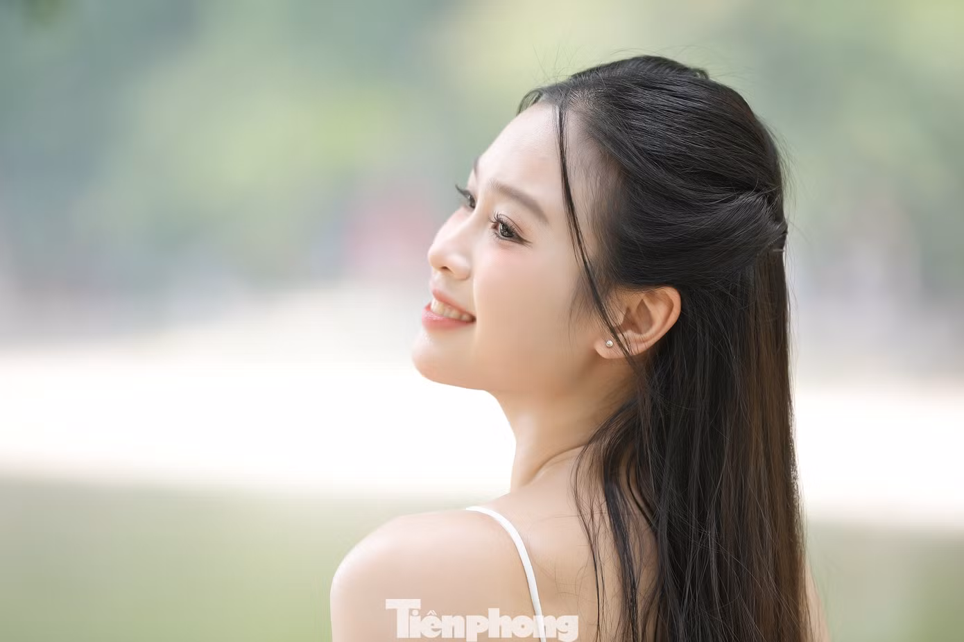 “Tôi nghĩ mỗi thí sinh có những tính cách và điểm nhấn riêng. Hơn hết là cách họ thể hiện bản thân tại cuộc thi. Cá nhân tôi tự tin khi được là chính mình, có tinh thần cầu tiến và học hỏi thêm những điều mới. Tôi tin rằng vẻ đẹp không chỉ đến từ ngoại hình mà còn từ thái độ sống và năng lượng mình lan tỏa”, cô chia sẻ.
