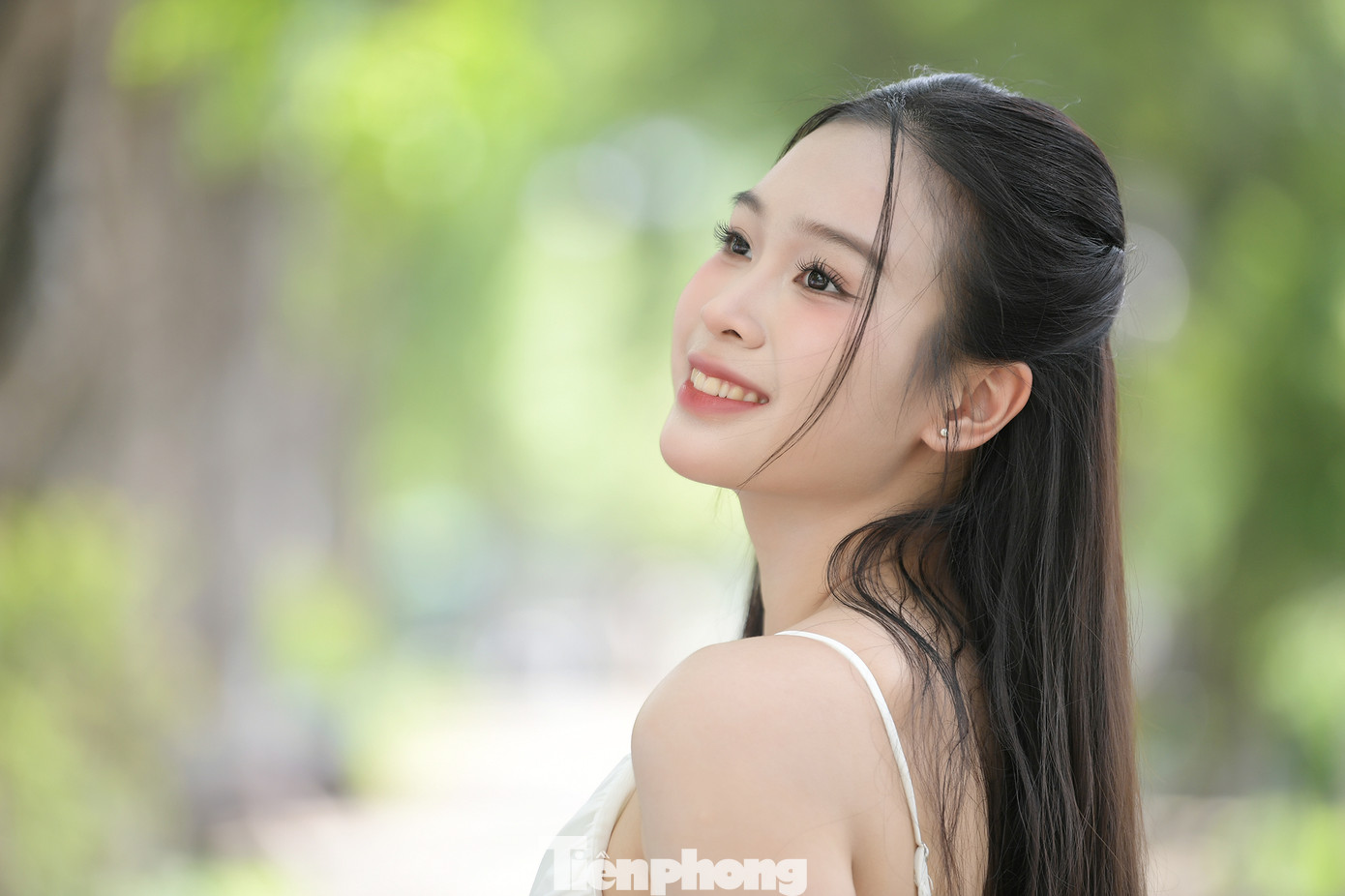 Thí sinh Lê Hoàng Khánh Linh (SBD 613) sinh năm 2005, đến từ Tuyên Quang. Cô cao 1,69 m, số đo ba vòng 81-62-92 cm. Thí sinh Lê Hoàng Khánh Linh (SBD 613) sinh năm 2005, đến từ Tuyên Quang. Cô cao 1,69 m, số đo ba vòng 81-62-92 cm.