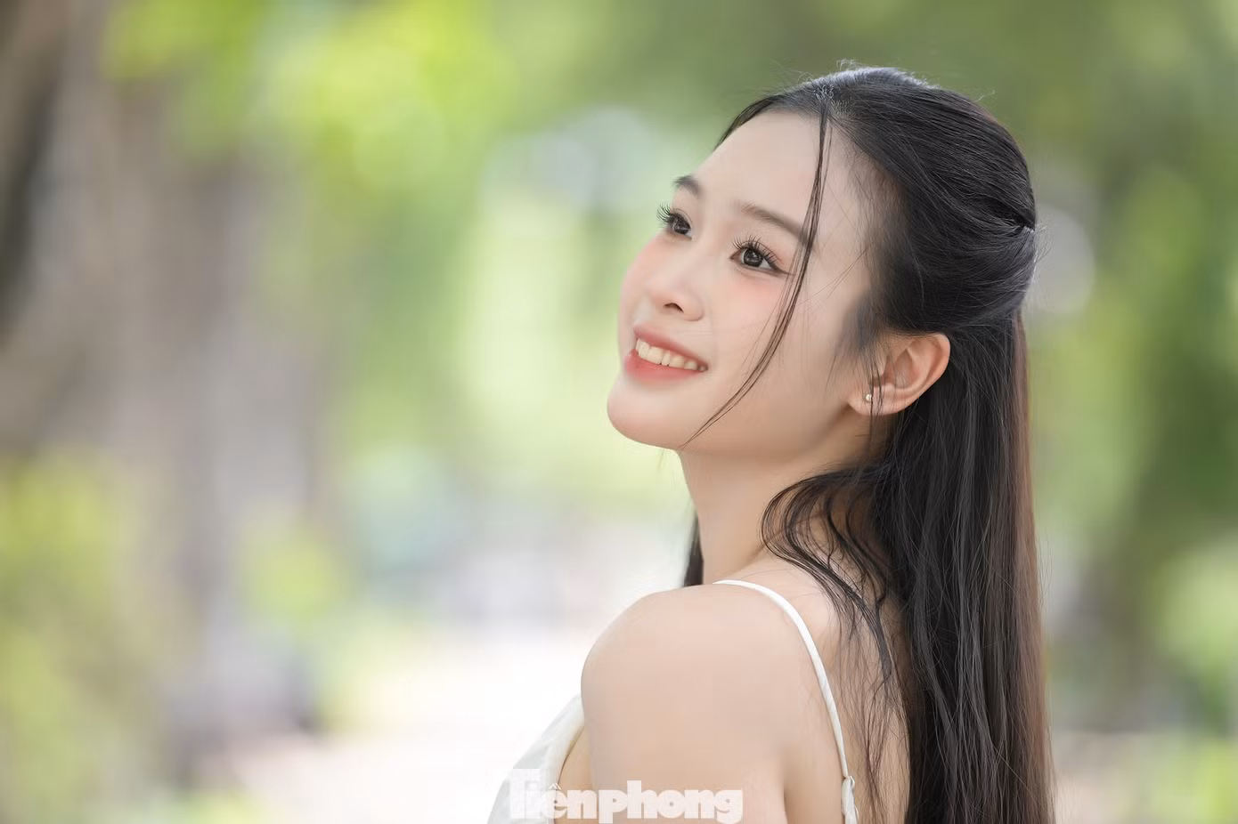 Thí sinh Lê Hoàng Khánh Linh (SBD 613) sinh năm 2005, đến từ Tuyên Quang. Cô cao 1,69 m, số đo ba vòng 81-62-92 cm.