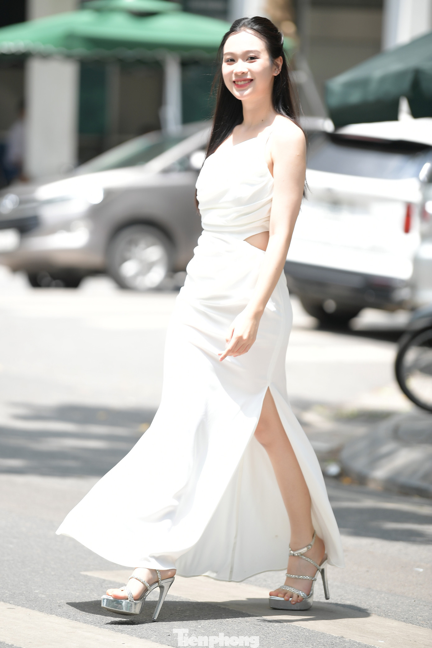 Khánh Linh muốn tận dụng từng khoảnh khắc trên sân khấu để thể hiện bản thân một cách trọn vẹn. Với cô, mỗi bước catwalk, nụ cười hay câu trả lời là cách kể câu chuyện của chính mình - một cô gái luôn kiên định theo đuổi ước mơ. Khánh Linh muốn tận dụng từng khoảnh khắc trên sân khấu để thể hiện bản thân một cách trọn vẹn. Với cô, mỗi bước catwalk, nụ cười hay câu trả lời là cách kể câu chuyện của chính mình - một cô gái luôn kiên định theo đuổi ước mơ.