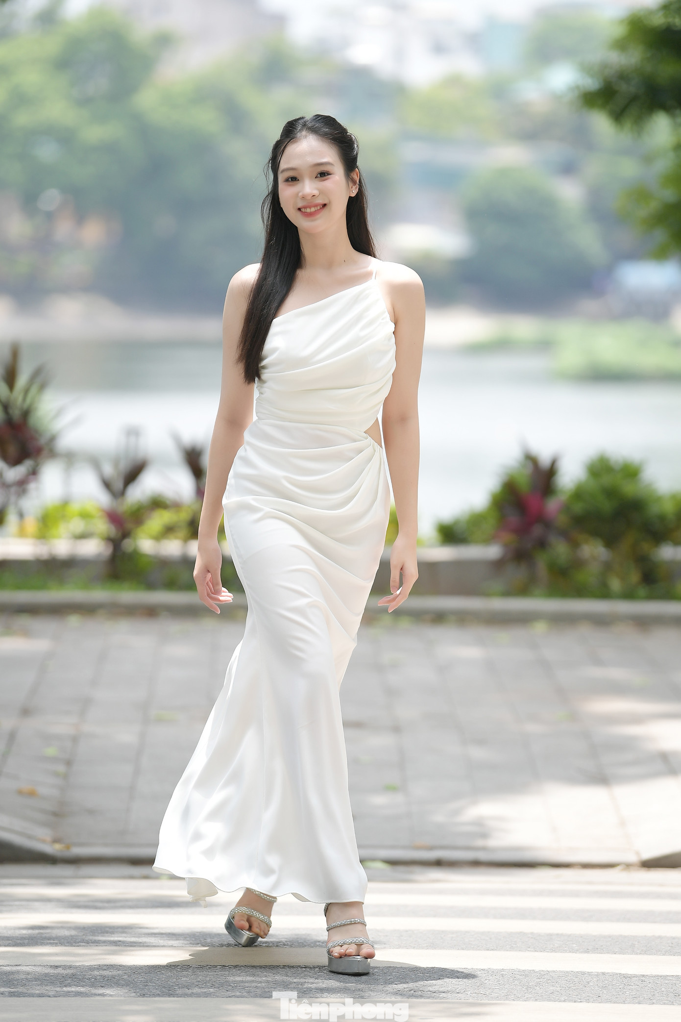 Khánh Linh muốn tận dụng từng khoảnh khắc trên sân khấu để thể hiện bản thân một cách trọn vẹn. Với cô, mỗi bước catwalk, nụ cười hay câu trả lời là cách kể câu chuyện của chính mình - một cô gái luôn kiên định theo đuổi ước mơ. Khánh Linh muốn tận dụng từng khoảnh khắc trên sân khấu để thể hiện bản thân một cách trọn vẹn. Với cô, mỗi bước catwalk, nụ cười hay câu trả lời là cách kể câu chuyện của chính mình - một cô gái luôn kiên định theo đuổi ước mơ.