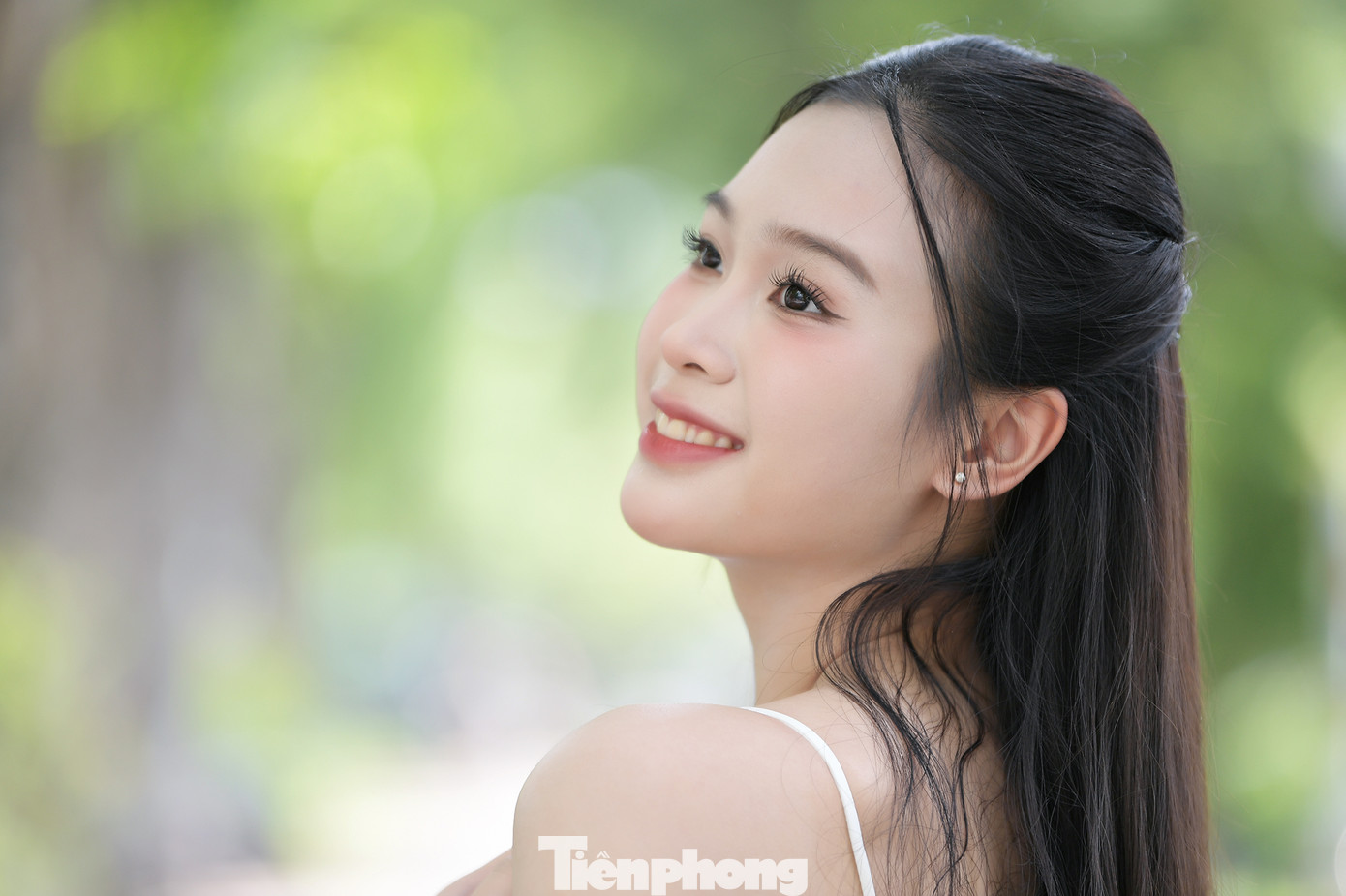 Khánh Linh nói cô bất ngờ và xúc động vì cuộc thi năm nay có nhiều cô gái tài năng, xinh đẹp, bản thân không tự tin mình được đi tiếp. “Đã có lúc tôi lo lắng, tự hỏi liệu mình đã làm tốt chưa. Nhưng sự chân thành và nỗ lực không ngừng đã giúp tôi vững vàng hơn trong từng phần thi”, cô bày tỏ. Khánh Linh nói cô bất ngờ và xúc động vì cuộc thi năm nay có nhiều cô gái tài năng, xinh đẹp, bản thân không tự tin mình được đi tiếp. “Đã có lúc tôi lo lắng, tự hỏi liệu mình đã làm tốt chưa. Nhưng sự chân thành và nỗ lực không ngừng đã giúp tôi vững vàng hơn trong từng phần thi”, cô bày tỏ.