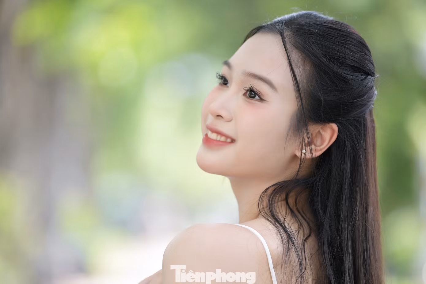 Khánh Linh nói cô bất ngờ và xúc động vì cuộc thi năm nay có nhiều cô gái tài năng, xinh đẹp, bản thân không tự tin mình được đi tiếp. “Đã có lúc tôi lo lắng, tự hỏi liệu mình đã làm tốt chưa. Nhưng sự chân thành và nỗ lực không ngừng đã giúp tôi vững vàng hơn trong từng phần thi”, cô bày tỏ.