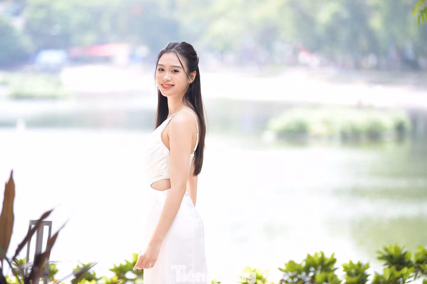 Cô là sinh viên Đại học Thương Mại Hà Nội, từng được vinh danh là một trong những sinh viên tiêu biểu của khoa Luật và lọt vào top 10 cuộc thi Miss&amp;Mister TMU 2024.