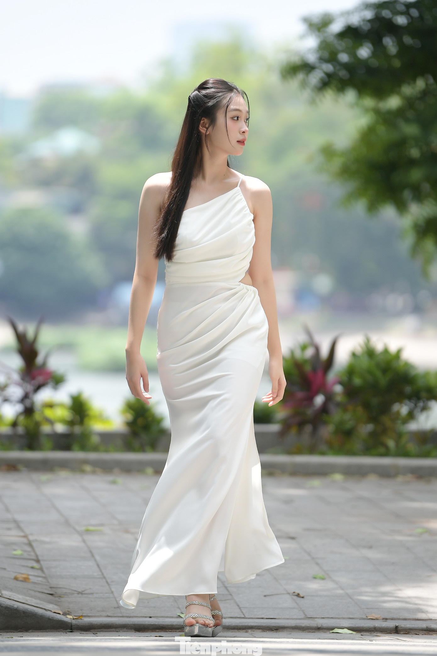 Khánh Linh muốn tận dụng từng khoảnh khắc trên sân khấu để thể hiện bản thân một cách trọn vẹn. Với cô, mỗi bước catwalk, nụ cười hay câu trả lời là cách kể câu chuyện của chính mình - một cô gái luôn kiên định theo đuổi ước mơ. Khánh Linh muốn tận dụng từng khoảnh khắc trên sân khấu để thể hiện bản thân một cách trọn vẹn. Với cô, mỗi bước catwalk, nụ cười hay câu trả lời là cách kể câu chuyện của chính mình - một cô gái luôn kiên định theo đuổi ước mơ.