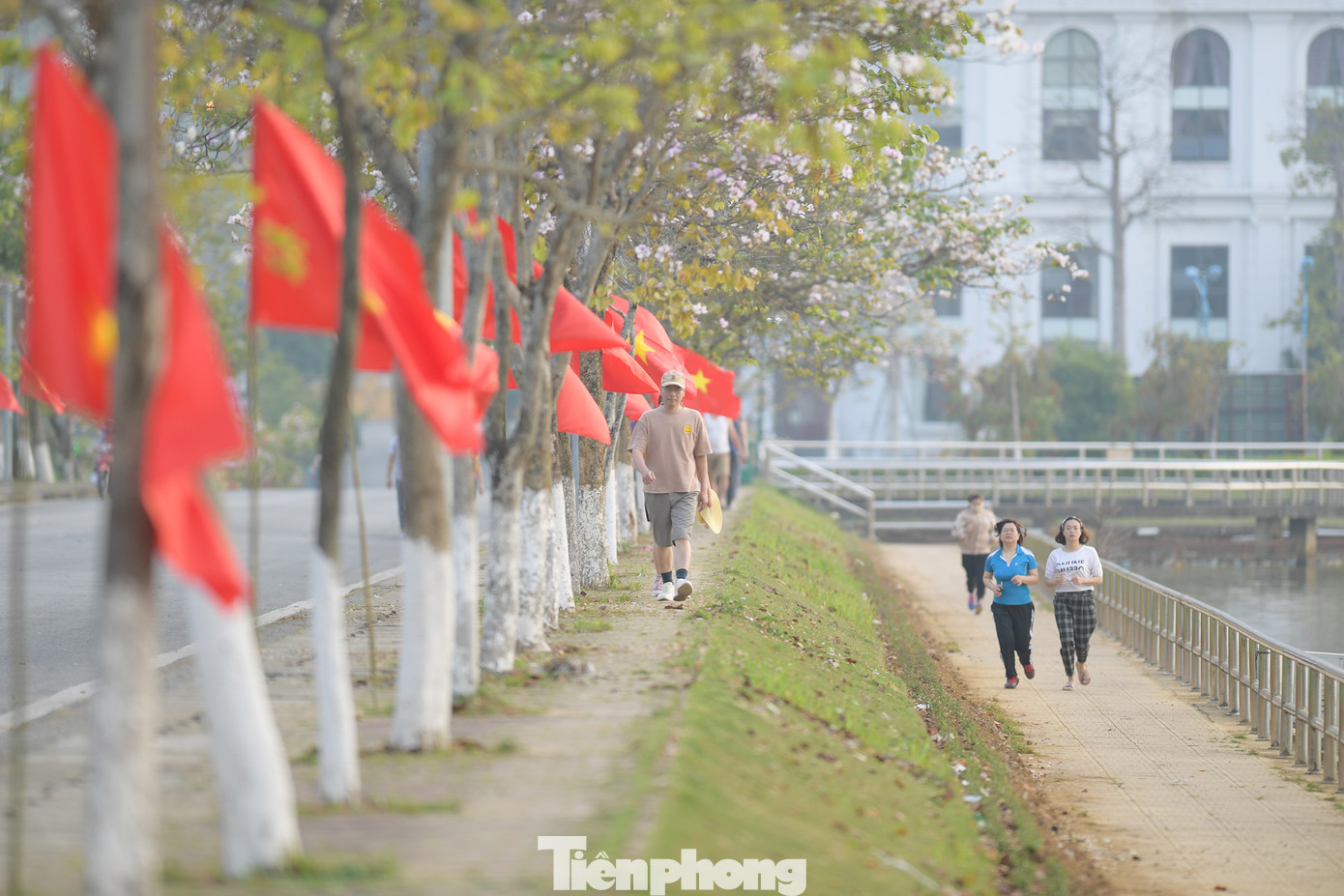 Dọc những con đường trồng hoa ban, người dân địa phương thường xuyên đi bộ, chạy tập thể dục mỗi ngày.