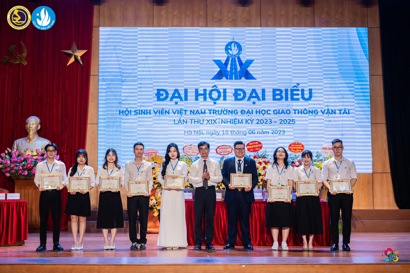 Các tập thể xuất sắc trong công tác Hội và phong trào sinh viên nhiệm kỳ 2020 - 2023 nhận Bằng khen. Các tập thể xuất sắc trong công tác Hội và phong trào sinh viên nhiệm kỳ 2020 - 2023 nhận Bằng khen.