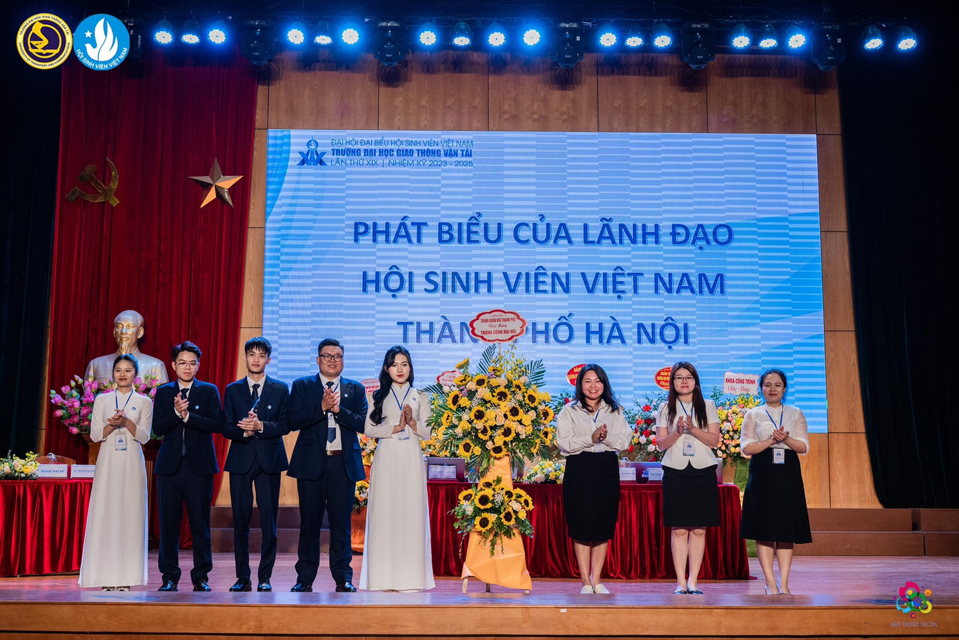 Chị Hoàng Thanh Tâm - Phó Chủ tịch thường trực Hội Sinh viên TP. Hà Nội, chúc mừng thành công Đại hội Đại biểu Hội Sinh viên trường ĐH Giao thông Vận tải. Chị Hoàng Thanh Tâm - Phó Chủ tịch thường trực Hội Sinh viên TP. Hà Nội, chúc mừng thành công Đại hội Đại biểu Hội Sinh viên trường ĐH Giao thông Vận tải.