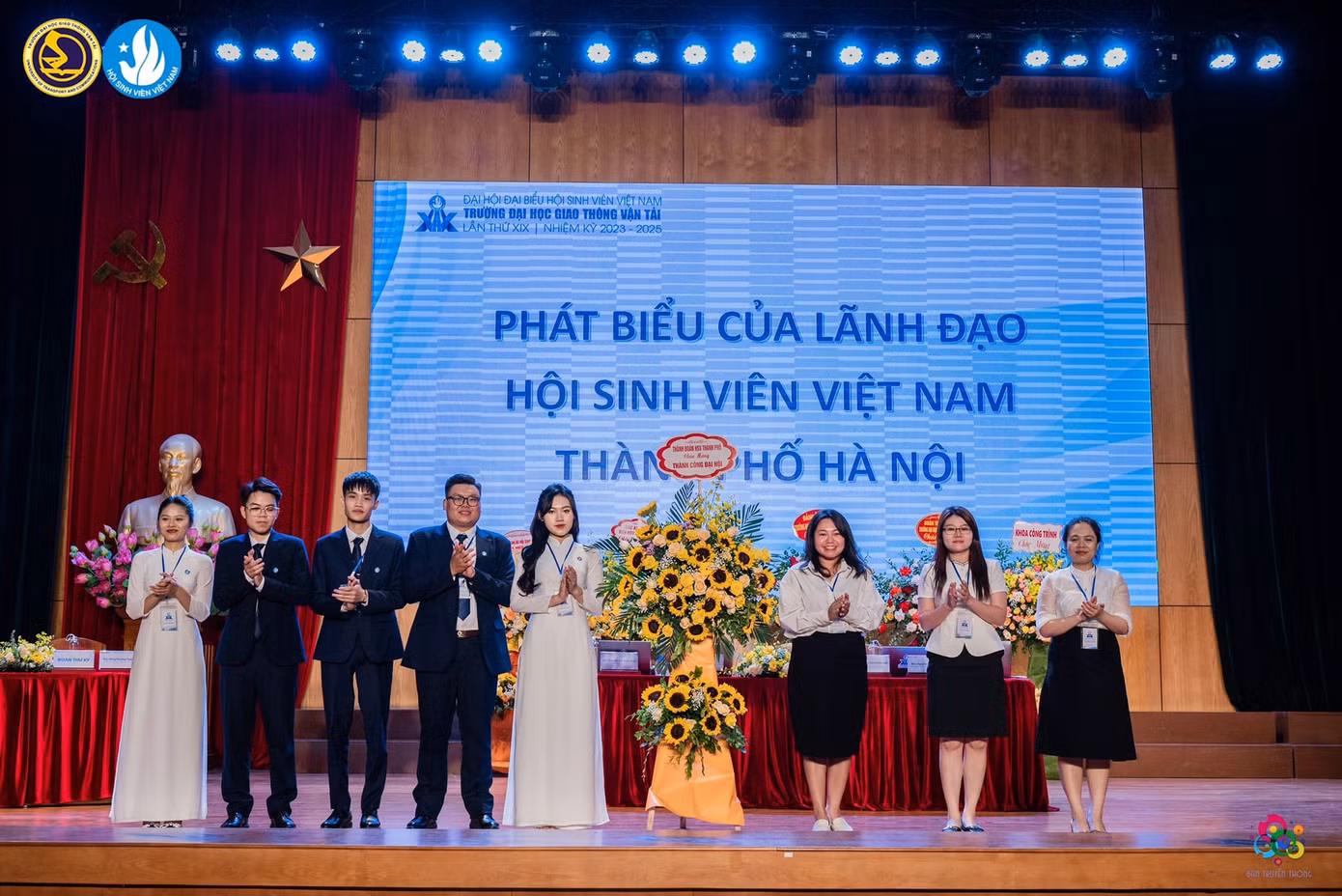 Chị Hoàng Thanh Tâm - Phó Chủ tịch thường trực Hội Sinh viên TP. Hà Nội, chúc mừng thành công Đại hội Đại biểu Hội Sinh viên trường ĐH Giao thông Vận tải.