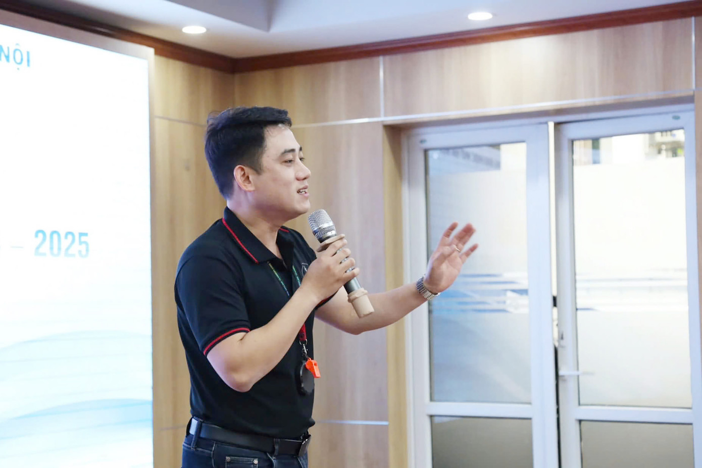 TS Vũ Minh Cường, Huấn luyện viên cấp 1, T.Ư Hội LHTN Việt Nam chia sẻ với sinh viên. TS Vũ Minh Cường, Huấn luyện viên cấp 1, T.Ư Hội LHTN Việt Nam chia sẻ với sinh viên.