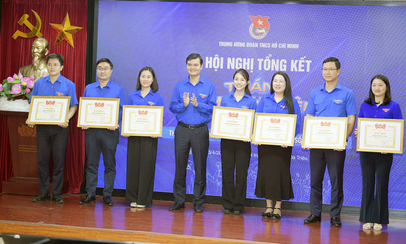 Bí thư thứ nhất T.Ư Đoàn Bùi Quang Huy tặng Bằng khen cho các tỉnh, thành Đoàn tại Hội nghị.