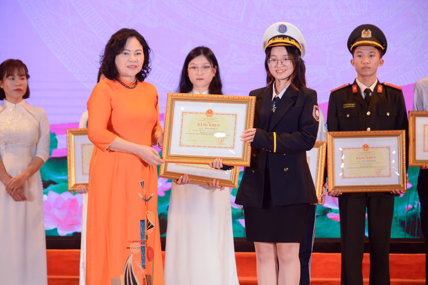 Thứ trưởng Bộ GD - ĐT Ngô Thị Minh trao giải Nhất bảng B của Cuộc thi cho sinh viên Trần Đỗ Hà Vi, trường ĐH Hàng hải Việt Nam.
