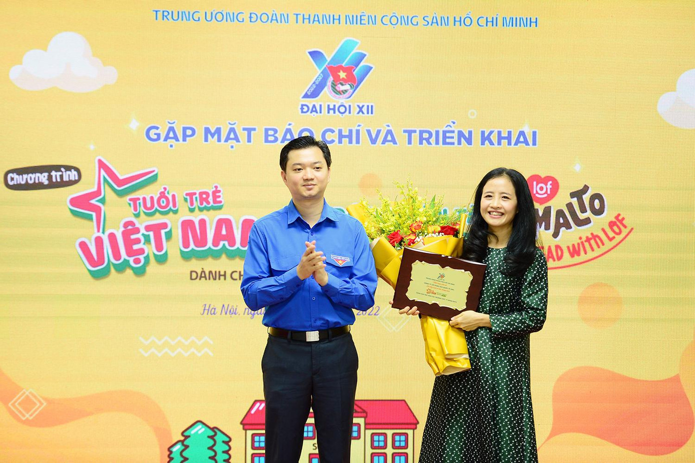 Anh Nguyễn Minh Triết - Bí thư T.Ư Đoàn, Chủ tịch T.Ư Hội Sinh viên Việt Nam tặng hoa đơn vị đồng hành cùng chương trình. Ảnh: DƯƠNG TRIỀU Anh Nguyễn Minh Triết - Bí thư T.Ư Đoàn, Chủ tịch T.Ư Hội Sinh viên Việt Nam tặng hoa đơn vị đồng hành cùng chương trình. Ảnh: DƯƠNG TRIỀU