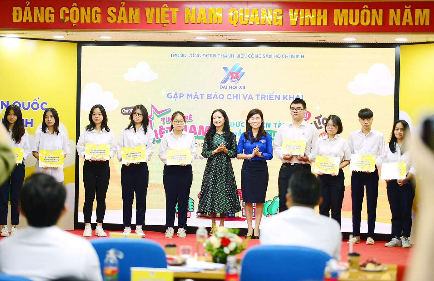 Chị Hồ Hồng Nguyên - Quyền trưởng Ban Thanh niên trường học T.Ư Đoàn (thứ năm, từ phải sang) trao học bổng cho các em học sinh có hoàn cảnh khó khăn. Ảnh: DƯƠNG TRIỀU Chị Hồ Hồng Nguyên - Quyền trưởng Ban Thanh niên trường học T.Ư Đoàn (thứ năm, từ phải sang) trao học bổng cho các em học sinh có hoàn cảnh khó khăn. Ảnh: DƯƠNG TRIỀU