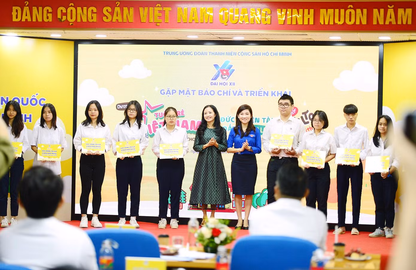 Chị Hồ Hồng Nguyên - Quyền trưởng Ban Thanh niên trường học T.Ư Đoàn (thứ năm, từ phải sang) trao học bổng cho các em học sinh có hoàn cảnh khó khăn. Ảnh: DƯƠNG TRIỀU