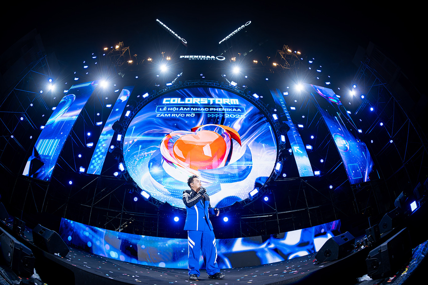 "Thánh mưa" Trung Quân làm dịu lại cảm xúc bằng những bản mashup lãng mạn tại COLORSTORM 2025.