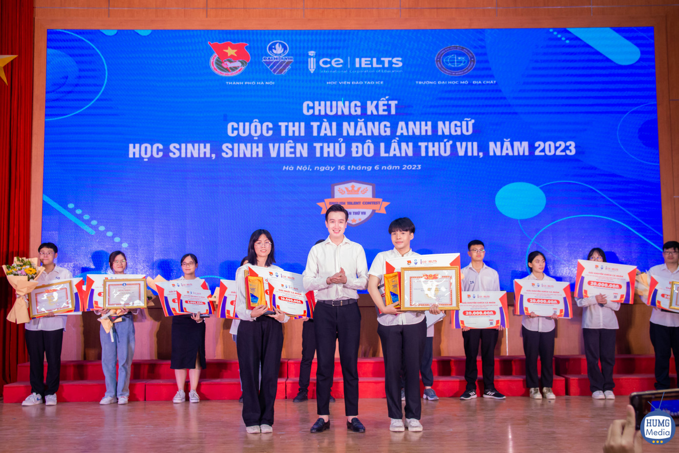 Anh Đào Đức Việt - Phó Bí thư Thành Đoàn, Chủ tịch Hội đồng Đội TP. Hà Nội trao giải Nhất cho các thí sinh.