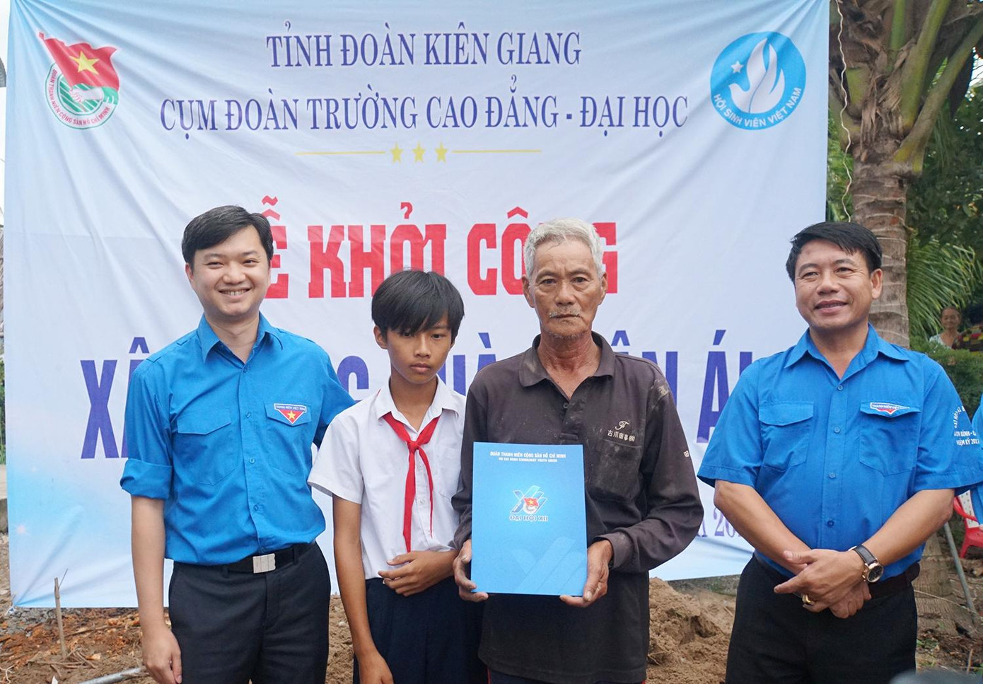 Dự khởi công nhà nhân ái cho học sinh khó khăn về nhà ở do trường CĐ Nghề Kiên Giang hỗ trợ.
