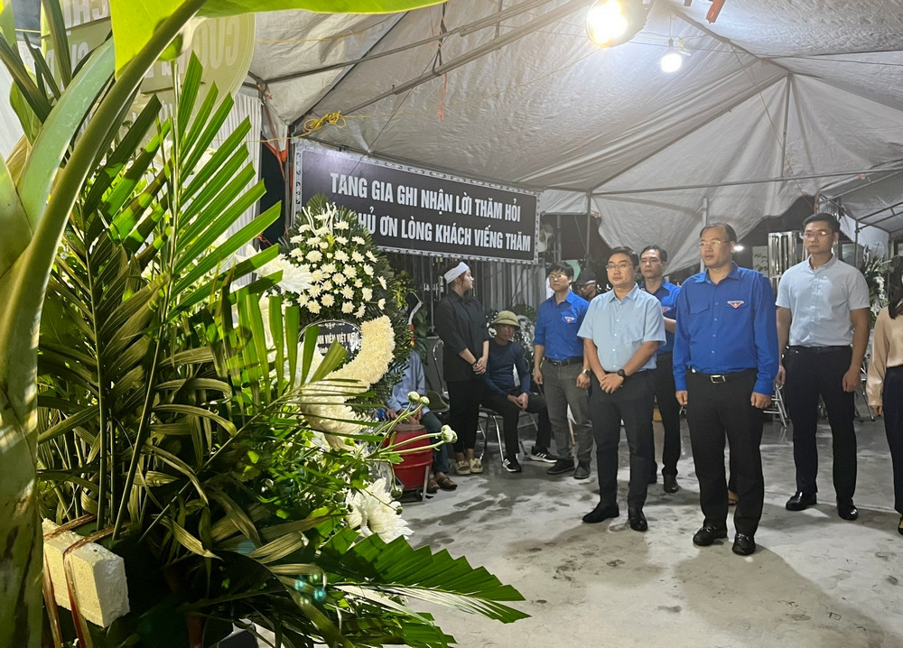 Đại diện T.Ư Hội Sinh viên Việt Nam và Tỉnh Đoàn Thái Bình thăm viếng các nạn nhân. Đại diện T.Ư Hội Sinh viên Việt Nam và Tỉnh Đoàn Thái Bình thăm viếng các nạn nhân.