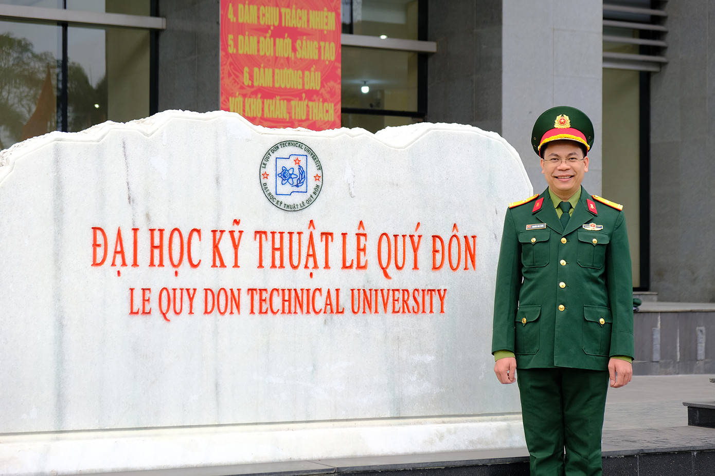 Thiếu tá Nguyễn Văn Tuấn - Giảng viên Bộ môn Vật lý, Khoa Hóa - Lý kỹ thuật, Học viện Kỹ thuật quân sự, đã công bố 35 công trình khoa học, trong đó có 11 bài thuộc danh mục ISI/SCOPUS. Anh tham gia phản biện hơn 20 bài báo khoa học quốc tế và trong nước, đăng ký 4 bằng độc quyền sáng chế. Anh được trao danh hiệu Chiến sĩ thi đua cơ sở (2023, 2024) và Cán bộ đoàn xuất sắc tiêu biểu (2023, 2024). Ngoài ra, anh còn đoạt Giải khuyến khích Giải thưởng 'Tuổi trẻ sáng tạo' trong Quân đội, Bằng khen của Bộ trưởng Bộ Quốc phòng, Giấy khen của Chính ủy Học viện Kỹ thuật quân sự. Anh hiện chủ trì 1 đề tài cấp quốc gia và 1 cấp cơ sở, tham gia hướng dẫn đội tuyển dự thi Olympic Vật lý quốc tế với nhiều thành tích xuất sắc. Thiếu tá Nguyễn Văn Tuấn - Giảng viên Bộ môn Vật lý, Khoa Hóa - Lý kỹ thuật, Học viện Kỹ thuật quân sự, đã công bố 35 công trình khoa học, trong đó có 11 bài thuộc danh mục ISI/SCOPUS. Anh tham gia phản biện hơn 20 bài báo khoa học quốc tế và trong nước, đăng ký 4 bằng độc quyền sáng chế. Anh được trao danh hiệu Chiến sĩ thi đua cơ sở (2023, 2024) và Cán bộ đoàn xuất sắc tiêu biểu (2023, 2024). Ngoài ra, anh còn đoạt Giải khuyến khích Giải thưởng 'Tuổi trẻ sáng tạo' trong Quân đội, Bằng khen của Bộ trưởng Bộ Quốc phòng, Giấy khen của Chính ủy Học viện Kỹ thuật quân sự. Anh hiện chủ trì 1 đề tài cấp quốc gia và 1 cấp cơ sở, tham gia hướng dẫn đội tuyển dự thi Olympic Vật lý quốc tế với nhiều thành tích xuất sắc.