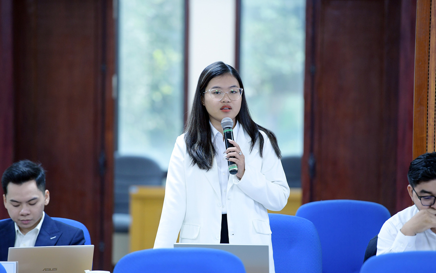 Chị Nguyễn Anh Thơ - Chủ tịch Hội Sinh viên trường ĐH Công nghệ TP. HCM, phát biểu tham luận tại Hội nghị. Ảnh: DƯƠNG TRIỀU